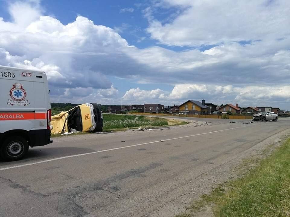 Avarija pakaunėje: po smūgio mokyklinis mikroautobusas nulėkė į griovį, prireikė medikų