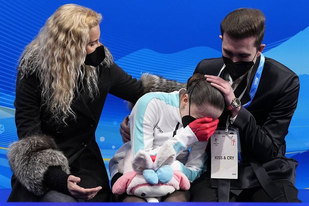 Eteri Tutberidzė (kairėje), Kamila Valijeva (viduryje)