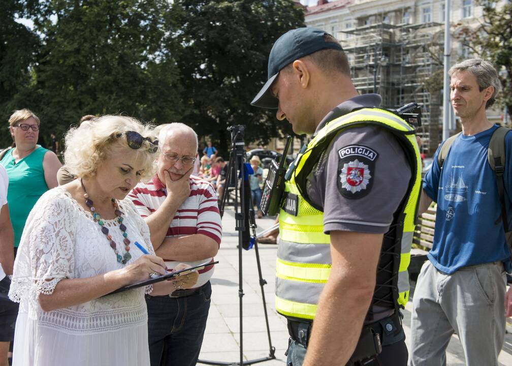 Protestas prieš privalomą testavimą ir skiepus