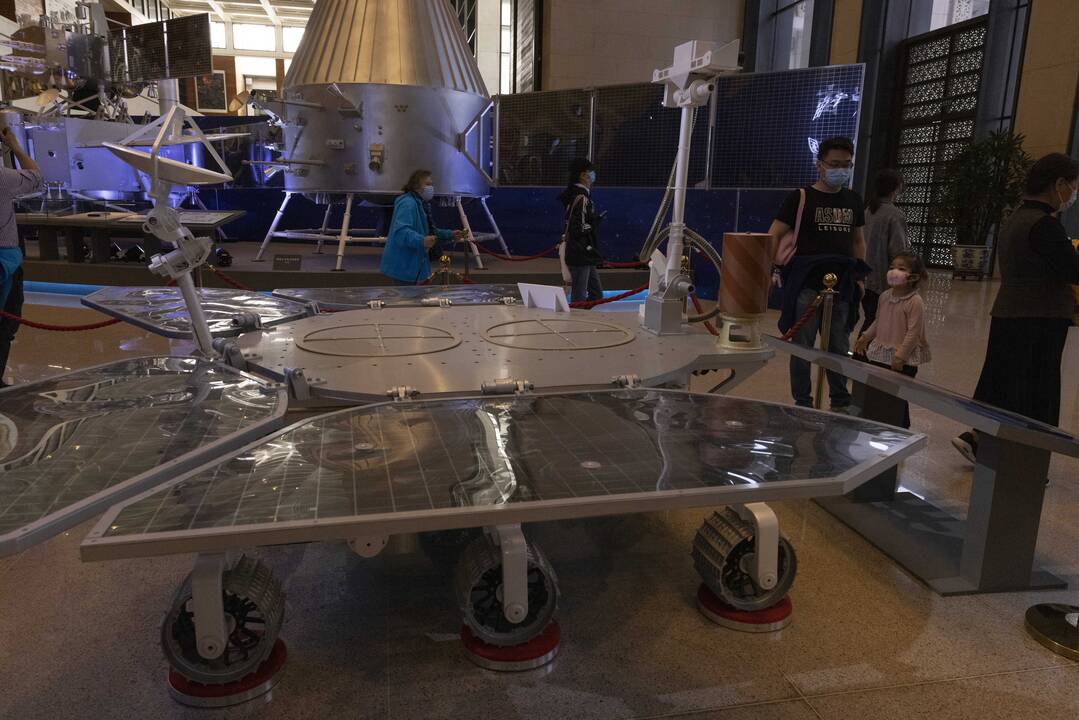 Pirmasis Kinijos marsaeigis sėkmingai nusileido Raudojoje planetoje