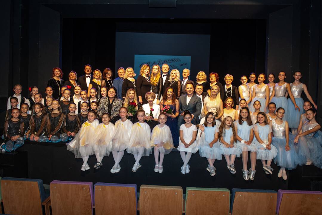 Organizatorių – mamos A.D.Žiedelienės ir dukros L.Žiedelytės (stovi centre) daina "Truputį laimės" subūrė ant festivalio scenos garbės svečius ir atlikėjus. 