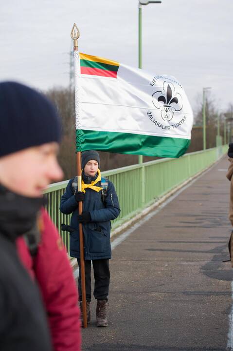 Proga: Kauno skautai šeštadienio rytą savo organizacijos įkūrėjo gimtadienį šventė pasitikdami saulę ant pėsčiųjų tilto į Panemunės šilą.
