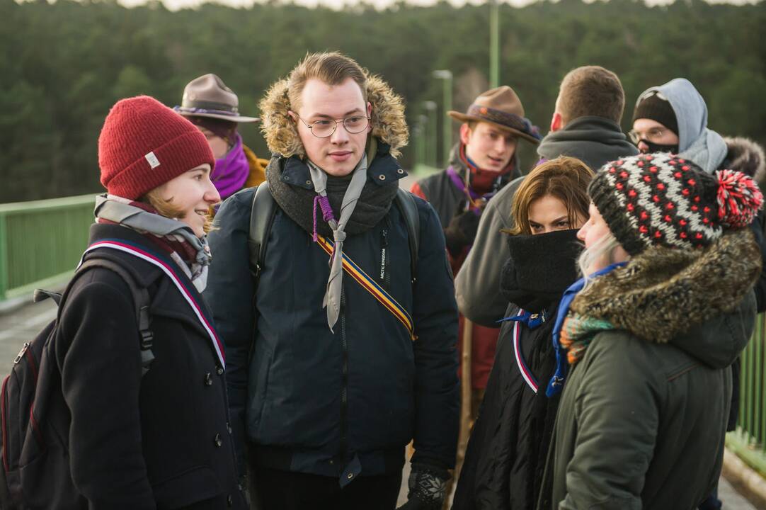 Proga: Kauno skautai šeštadienio rytą savo organizacijos įkūrėjo gimtadienį šventė pasitikdami saulę ant pėsčiųjų tilto į Panemunės šilą.