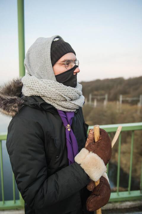 Proga: Kauno skautai šeštadienio rytą savo organizacijos įkūrėjo gimtadienį šventė pasitikdami saulę ant pėsčiųjų tilto į Panemunės šilą.