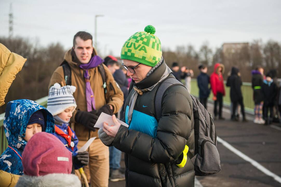 Proga: Kauno skautai šeštadienio rytą savo organizacijos įkūrėjo gimtadienį šventė pasitikdami saulę ant pėsčiųjų tilto į Panemunės šilą.
