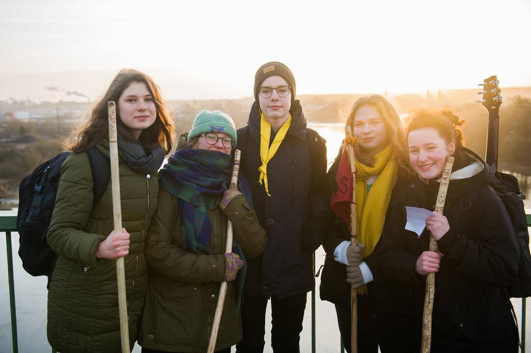 Proga: Kauno skautai šeštadienio rytą savo organizacijos įkūrėjo gimtadienį šventė pasitikdami saulę ant pėsčiųjų tilto į Panemunės šilą.