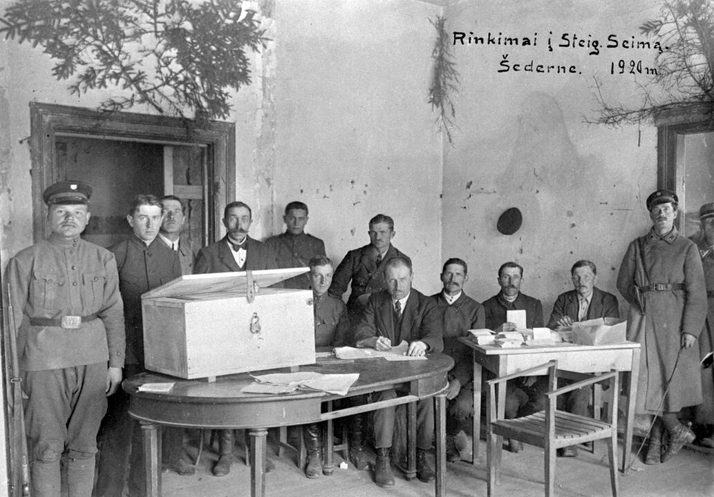 Pirmieji: Steigiamojo Seimo rinkimų komisija Šederne (dabar Šėderė, netoli Daugpilio, Latvijoje). Šedernas, 1920 balandžio 14–16 d.