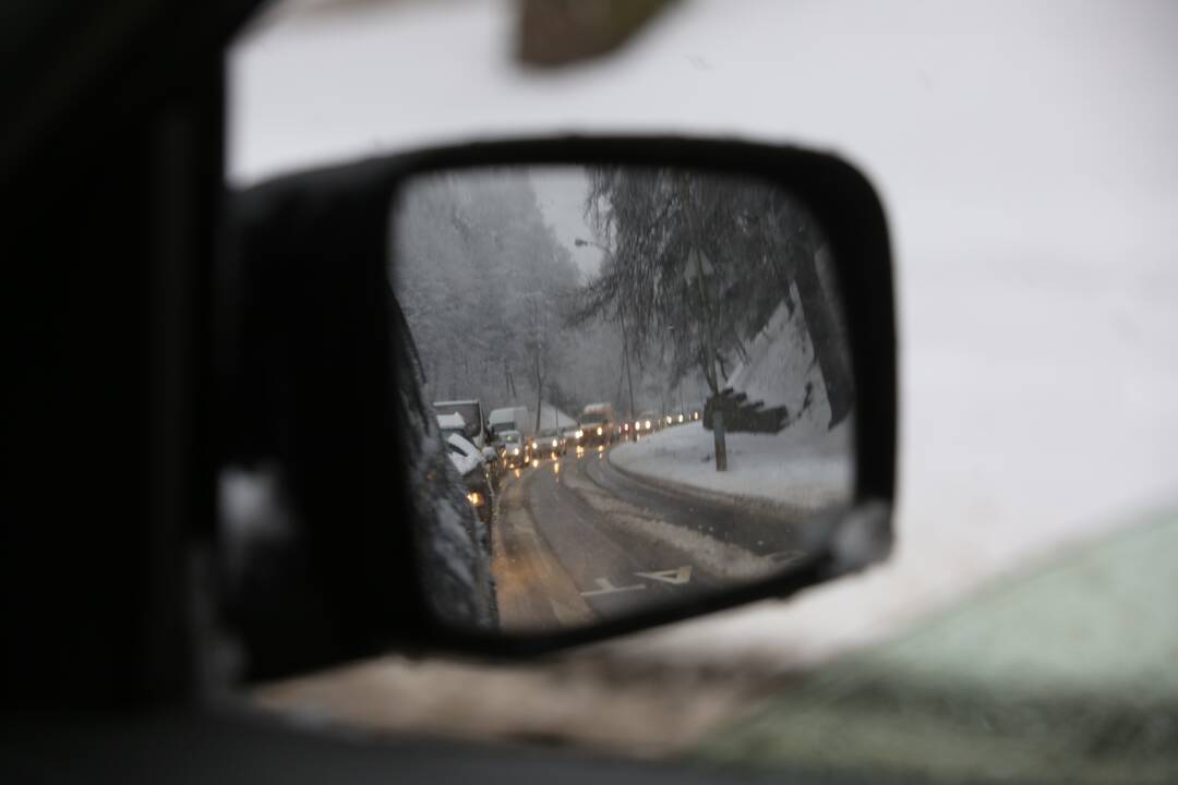 Dėl slidžių kelių sudėtingiausios eismo sąlygos Tauragės, Šiaulių, Alytaus rajonuose