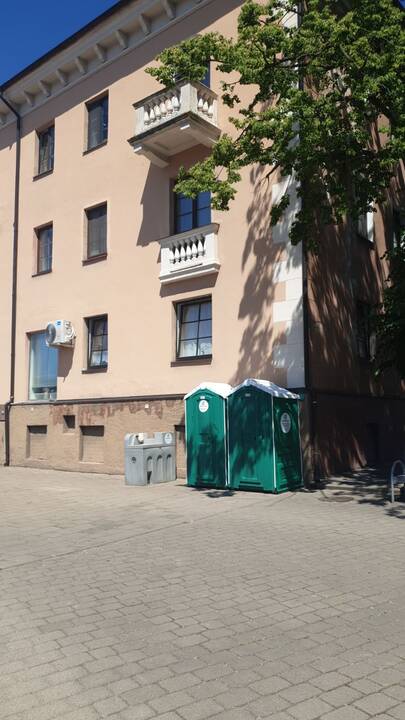 Pastatė: tokį vaizdą po langais išvydę Turgaus gatvės 2-ojo namo gyventojai nustebo – kodėl nerado geresnės vietos gamtiniams reikalams?