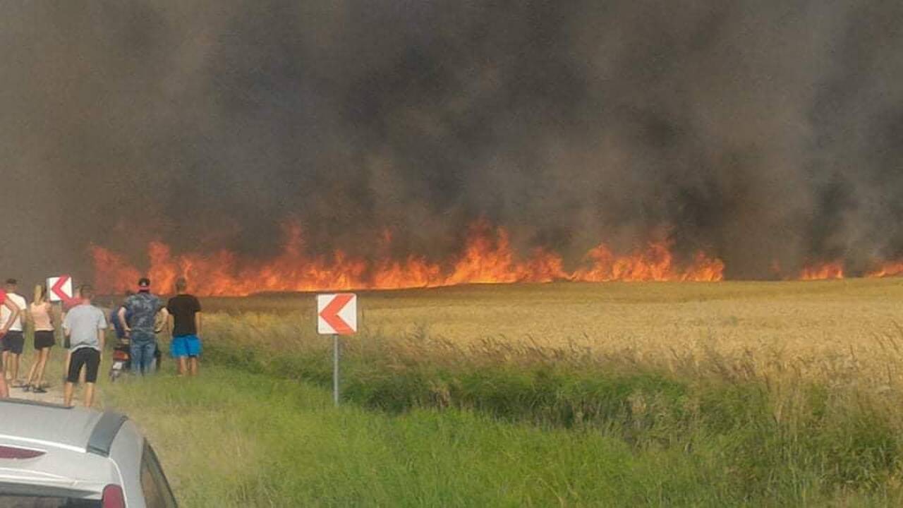 Už Vėžaičių pirmadienio popietę kilęs gaisras ant kojų sukėlė aplinkinius. Žmonės skubėjo į nelaimės vietą, baimindamiesi, kad ugnis nepasuktų gyvenamųjų namų link