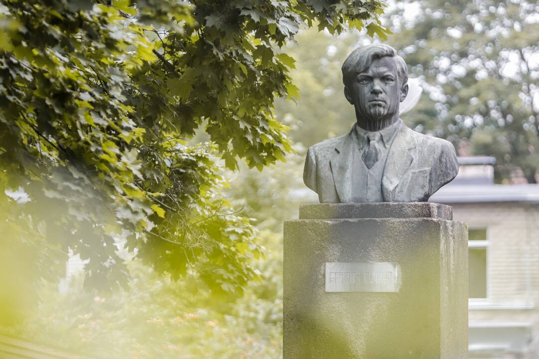 Tebestovi: P.Cvirka politinėje ir visuomeninėje veikloje aktyviai kolaboravo su sovietine valdžia, todėl jo biusto Kaune turėtų nelikti.