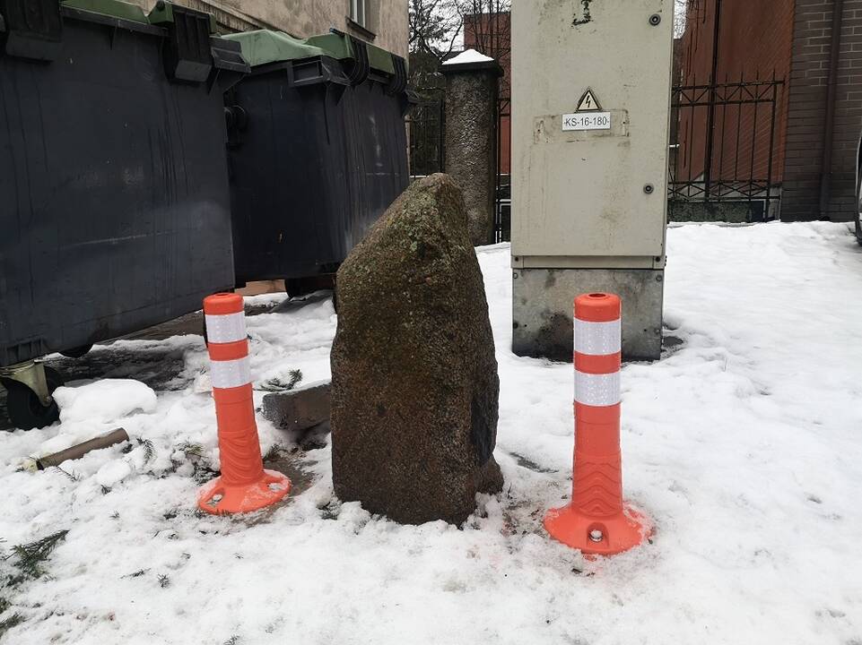 Dėmesys: po klaipėdietės patirtos traumos susizgribta, kad pėsčiųjų zonoje kyšantys akmenys gali būti tamsoje nepastebimi, todėl nuo šiol juos žymės įspėjamieji stulpeliai.