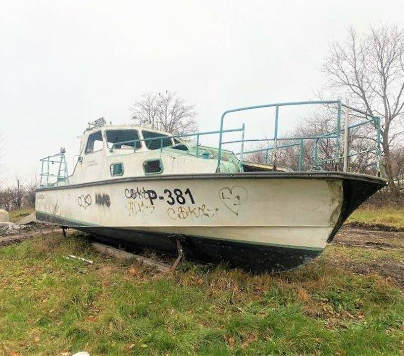 Aukcione bus parduodama buvusi pirtis, esanti netoli jachtklubo Smiltynėje, ir vilą primenantis buvusio muziejaus pastatas Smiltynės g. 9, taip pat dviejų aukštų su mansarda statinys Smiltynės g. 18, įvardijamas sandėliu.