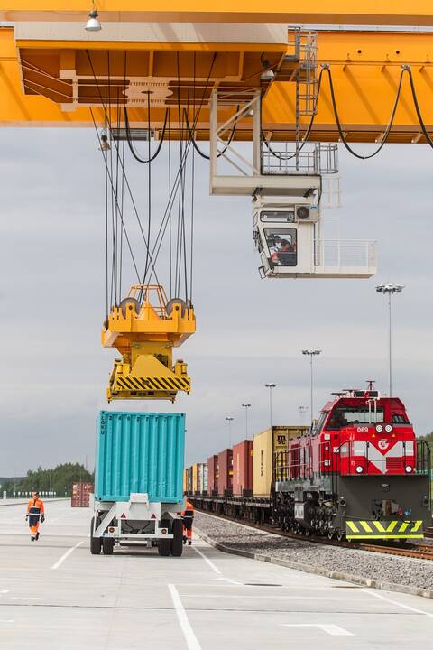 Skaičiai: Rusijoje ir Baltarusijoje yra įstrigę ir dar nesugrąžinta į Lietuvą per 300 bendrovei "Lietuvos geležinkeliai" priklausančių platforminių vagonų.