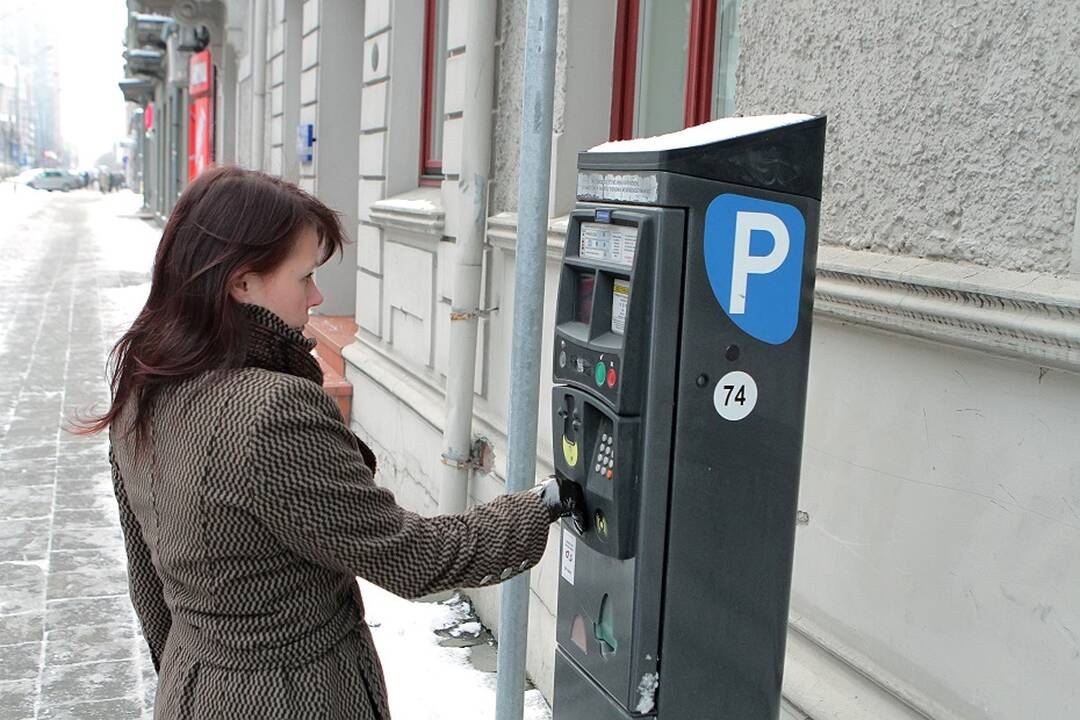 Keisis: mėlynojoje zonoje neįsigijus automobilio stovos leidimo arba nesumokėjus pusantro euro, teks mokėti baudą.