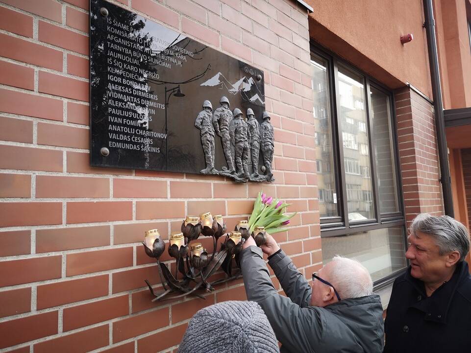 Pagerbė: klaipėdiečiai, Afganistano karo veteranai dukart per metus – per Vėlines ir vasario 15-ąją, kai baigėsi SSRS ir Afganistano karas, pagerbia kariniame konflikte žuvusius savo ginklo draugus.