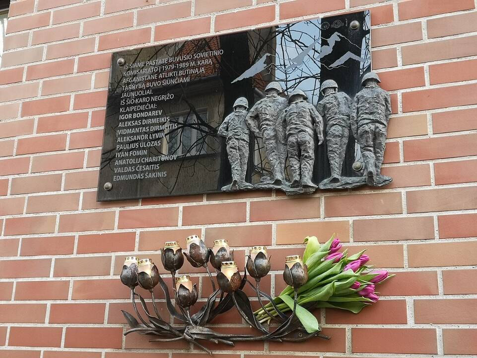 Pagerbė: klaipėdiečiai, Afganistano karo veteranai dukart per metus – per Vėlines ir vasario 15-ąją, kai baigėsi SSRS ir Afganistano karas, pagerbia kariniame konflikte žuvusius savo ginklo draugus.