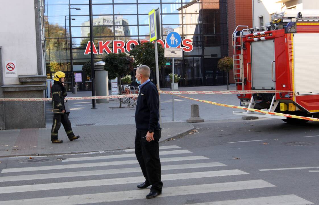 Po pranešimo apie sprogmenį, iš Kauno „Akropolio“ evakuoti žmonės