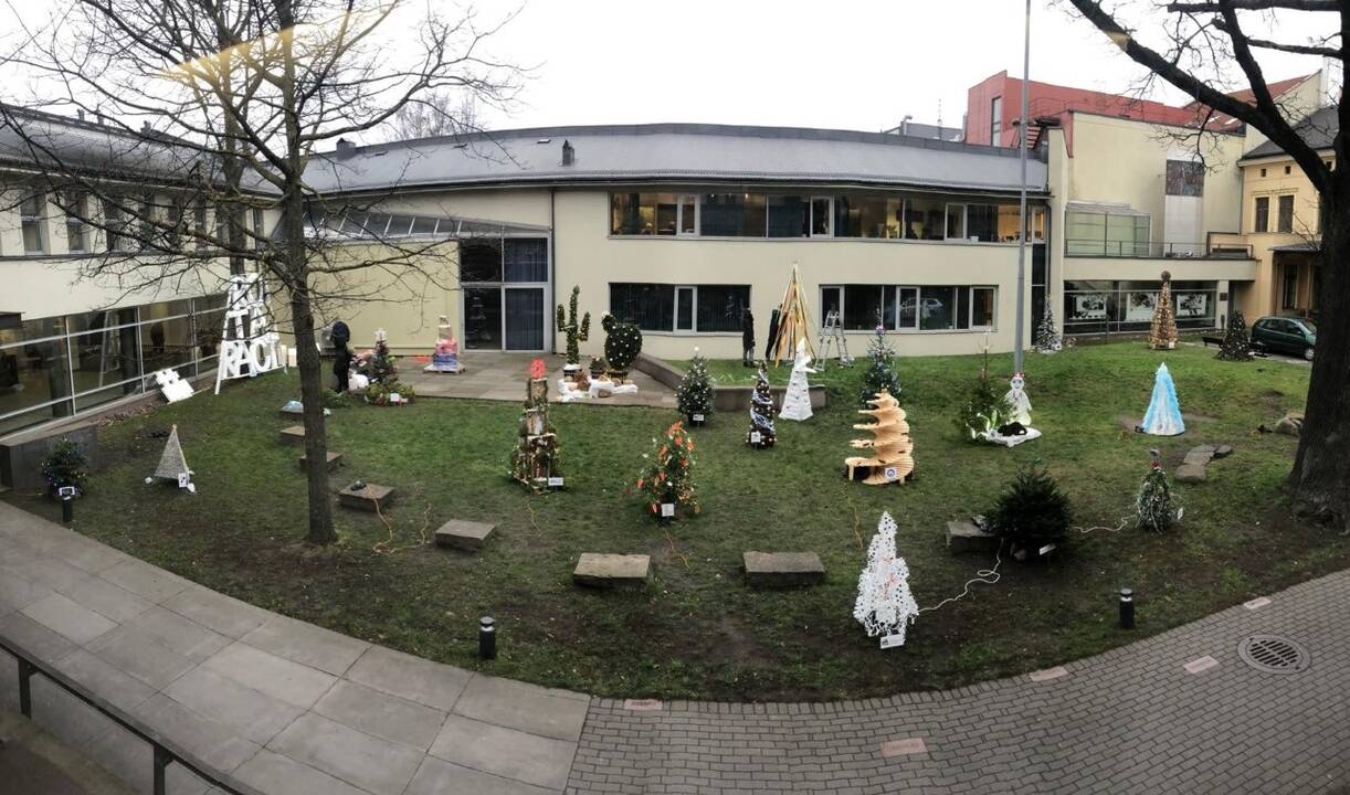 Kalėdų eglučių kiemelis Klaipėdos apskrities I. Simonaitytės bibliotekoje.
