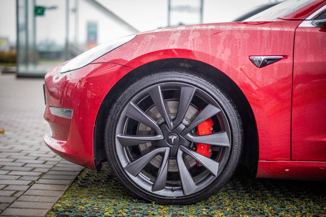 Lietuvos kelių policijos tarnybai perduotas „Tesla“ automobilis 