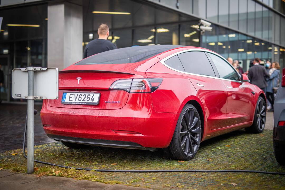 Lietuvos kelių policijos tarnybai perduotas „Tesla“ automobilis 