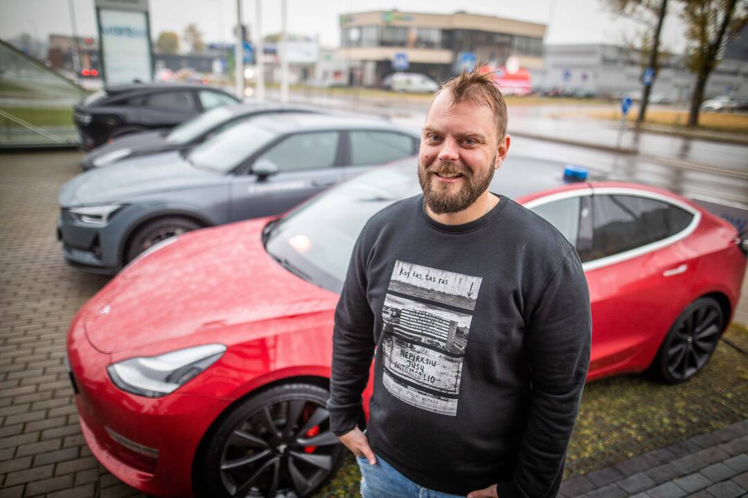Lietuvos kelių policijos tarnybai perduotas „Tesla“ automobilis 