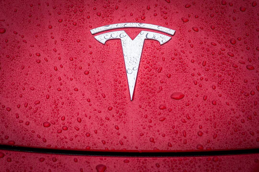 Lietuvos kelių policijos tarnybai perduotas „Tesla“ automobilis 