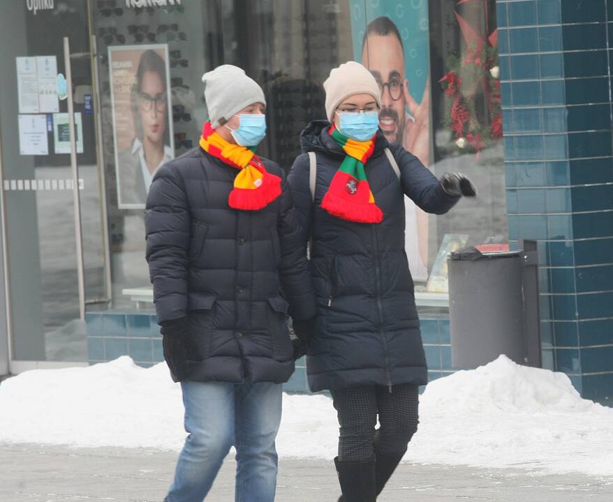 Ekspertai siūlo Vyriausybei leisti naudoti tik medicinines kaukes ir respiratorius.