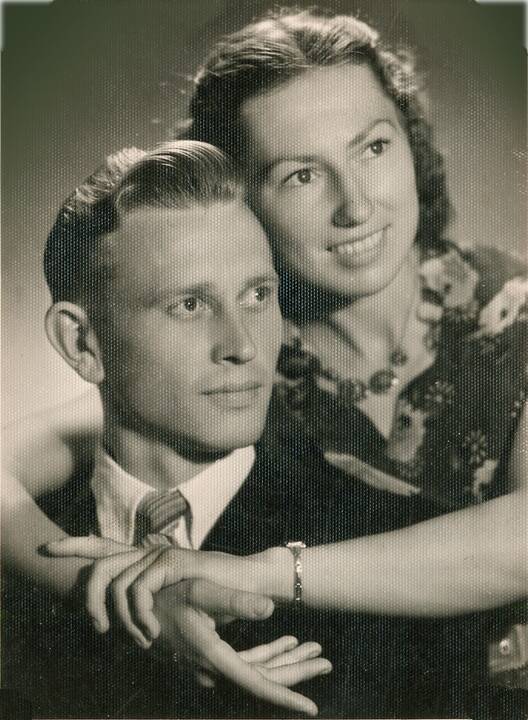 V. Kochanskytei jos mama E. Kochanskienė – stilingos moters ir jautraus žmogaus pavyzdys. Net ir artėjanti prie 90-mečio, aktorės mama pasitempusi, elegantiška.
