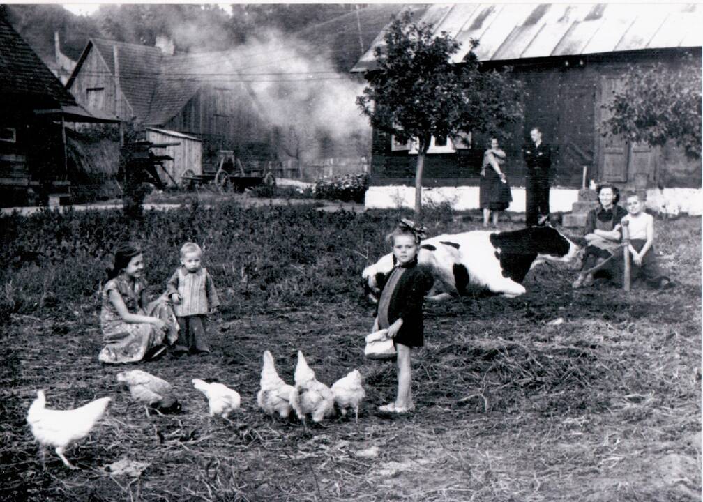 V. Kochanskytei jos mama E. Kochanskienė – stilingos moters ir jautraus žmogaus pavyzdys. Net ir artėjanti prie 90-mečio, aktorės mama pasitempusi, elegantiška.