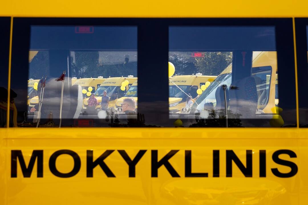 Situacija: Kauno rajone yra 40 mokyklinių geltonųjų autobusų. Jais vežama beveik 