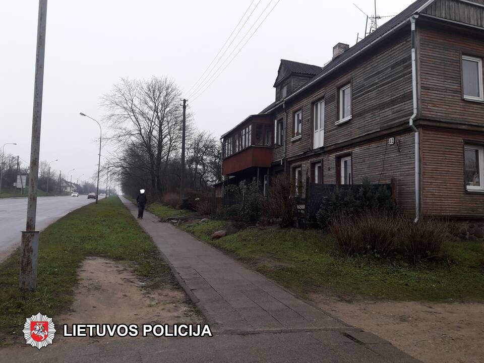 Sostinės policija ieško liudininkų, mačiusių, kaip paspirtuku važiavęs asmuo partrenkė vyrą