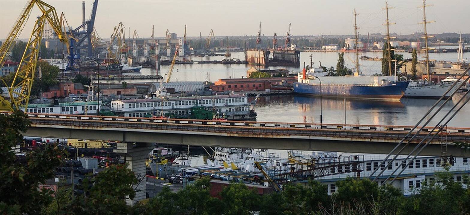 Nustebino: Odesoje galima pamatyti nutiestą viaduką, kuris surenka sunkųjį transportą iš uosto.