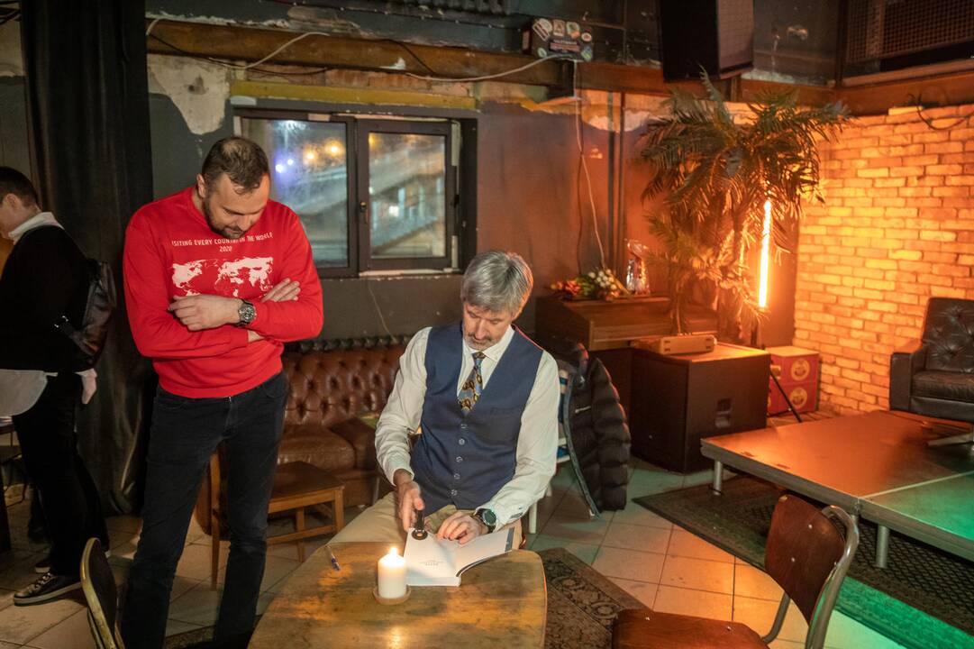 Susidomėjimas: bičiulius ir bendrakeleivius į knygos sutiktuves pakvietęs žurnalistas, keliautojas ir kelionių vadovas L. Dapkus dalydamas autografus turėjo paplušėti.