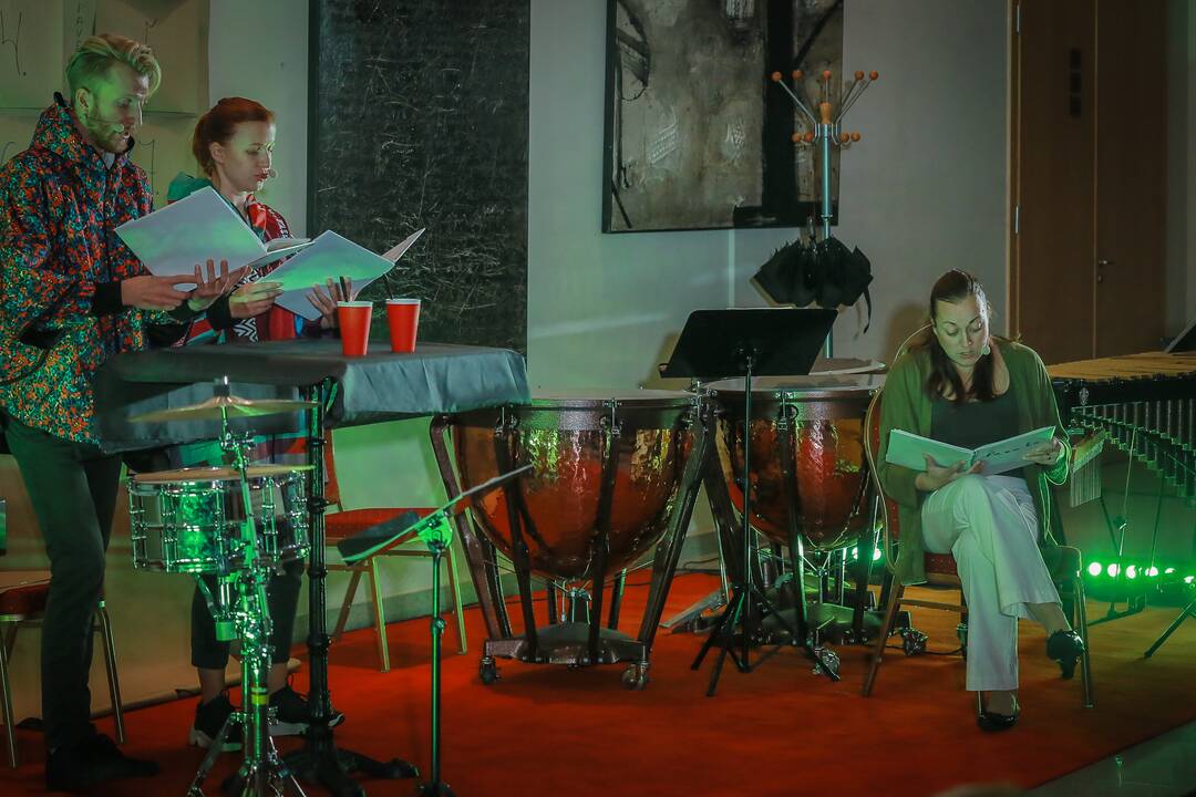 Įkvėpimas: renginyje dalyvausi aktorių trijulė neabejoja -- susipažinę su ritmu, mušamaisiais instrumentais, vaikai pajus norą muzikuoti.