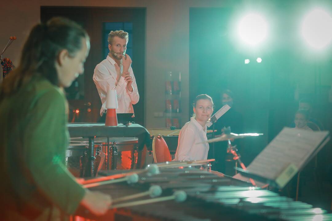 Įkvėpimas: renginyje dalyvausi aktorių trijulė neabejoja -- susipažinę su ritmu, mušamaisiais instrumentais, vaikai pajus norą muzikuoti.