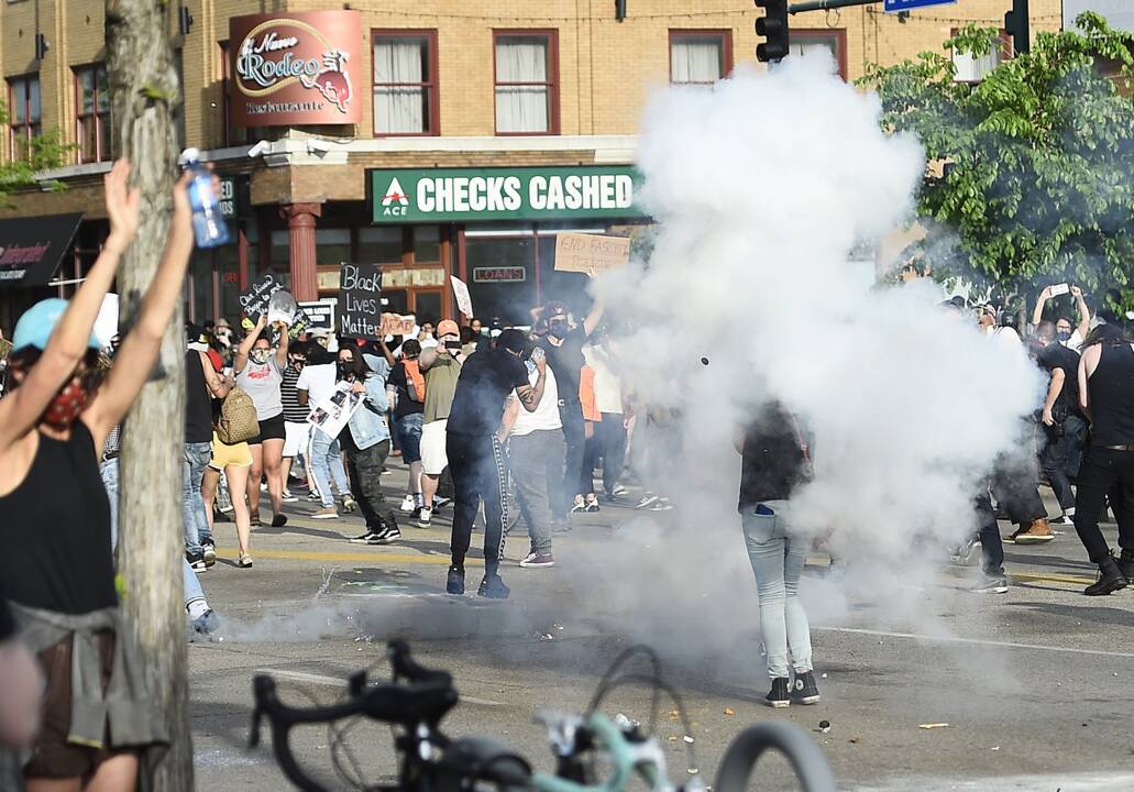 JAV nerimsta protestai dėl afroamerikiečio žūties aplinkybių