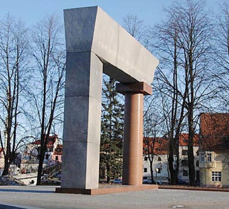 Paminklas vieningai Lietuvai Klaipėdoje (skulptorius – A. Sakalauskas).