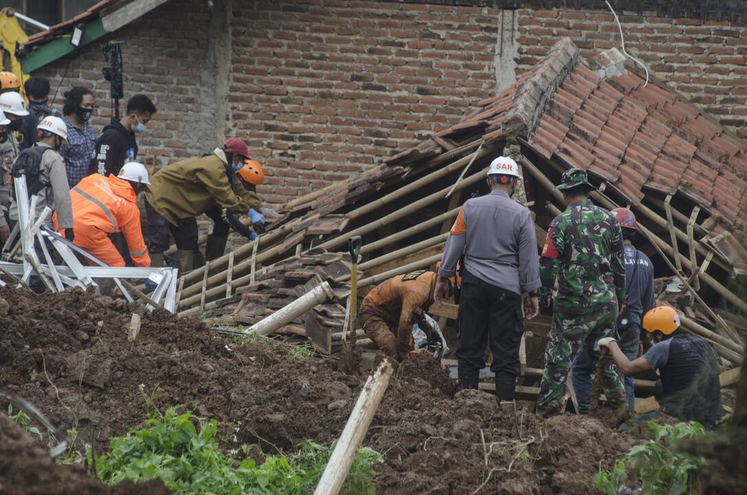 Indonezijoje nuošliaužos pasiglemžė mažiausiai vienuolika gyvybių, dešimtys žmonių dingo