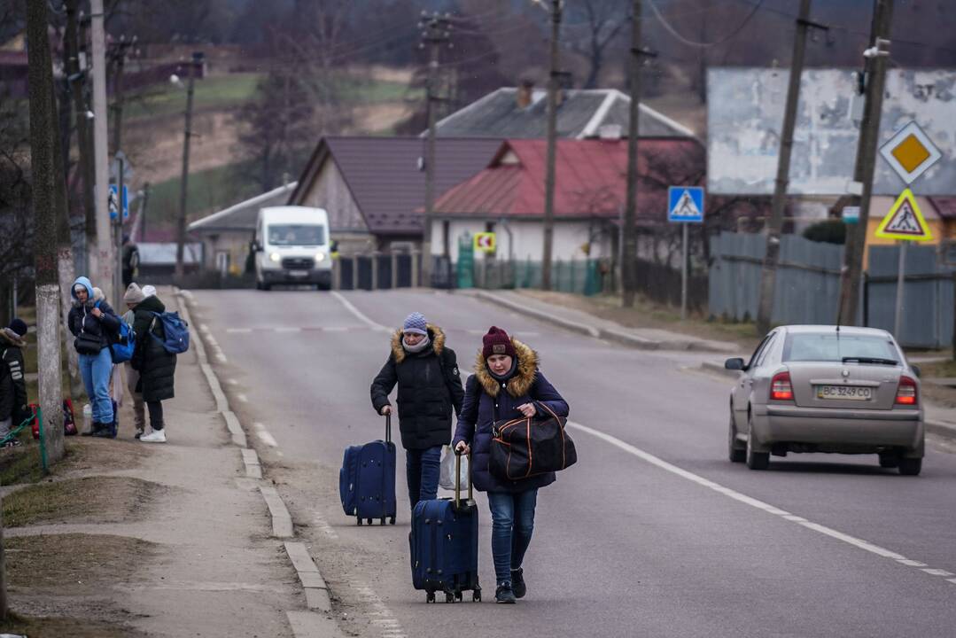 Premjeras: pabėgėliai iš Ukrainos galės legaliai gyventi ir dirbti Lenkijoje nuo 18 iki 36 mėnesių