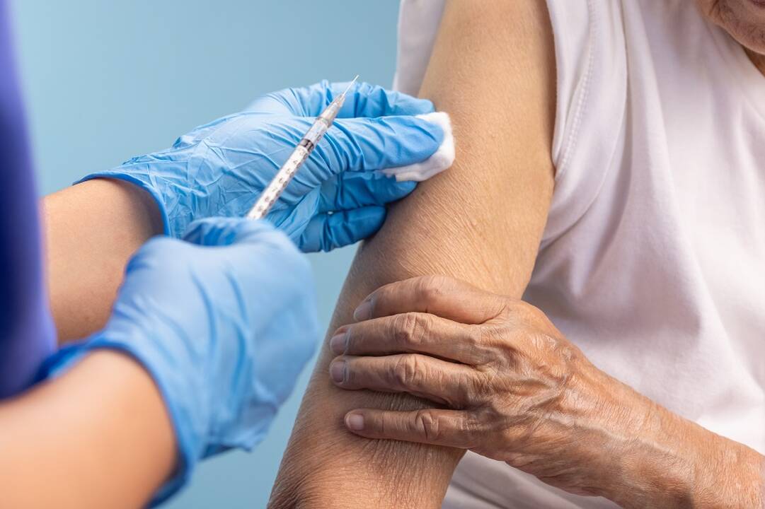 Anglijoje trečioji vakcinos nuo COVID-19 dozė suleista daugiau nei 2 mln. žmonių