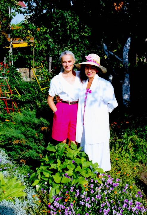 V. Kochanskytei jos mama E. Kochanskienė – stilingos moters ir jautraus žmogaus pavyzdys. Net ir artėjanti prie 90-mečio, aktorės mama pasitempusi, elegantiška.