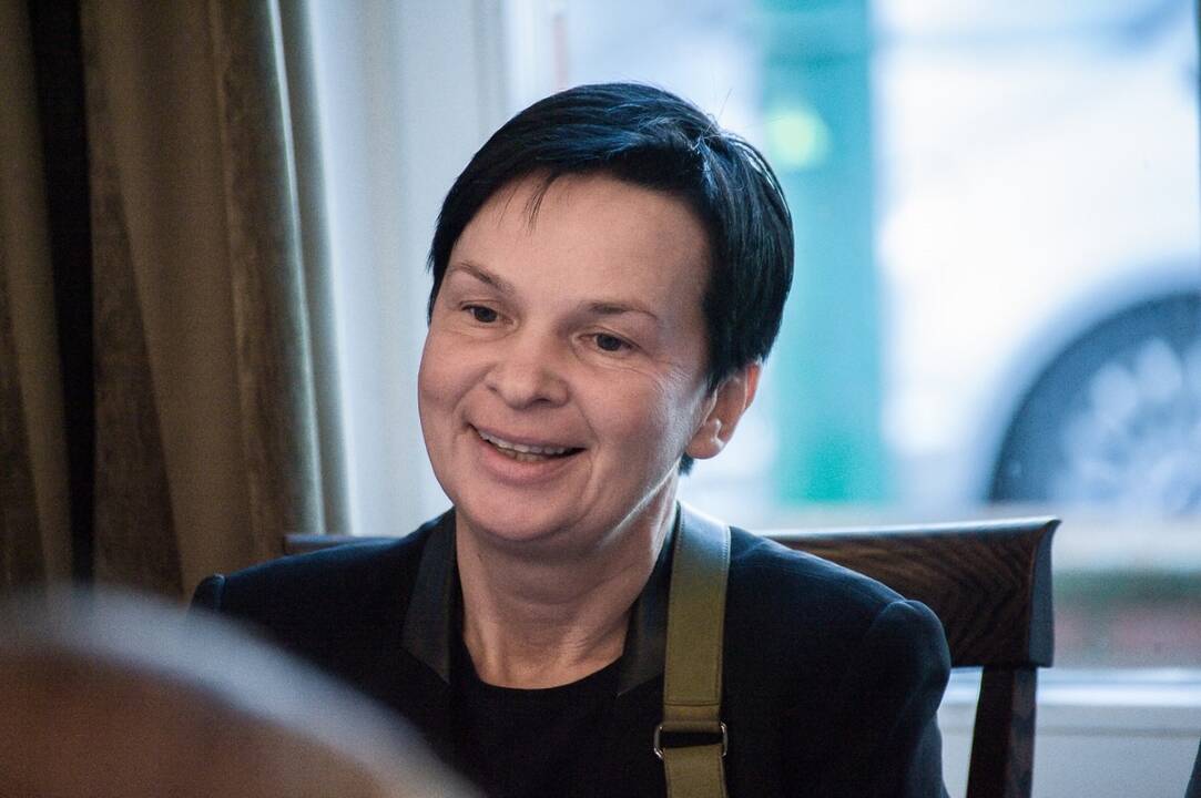 Artėjant „Undinės“ premjerai, artistai matuojasi sceninius kostiumus. 