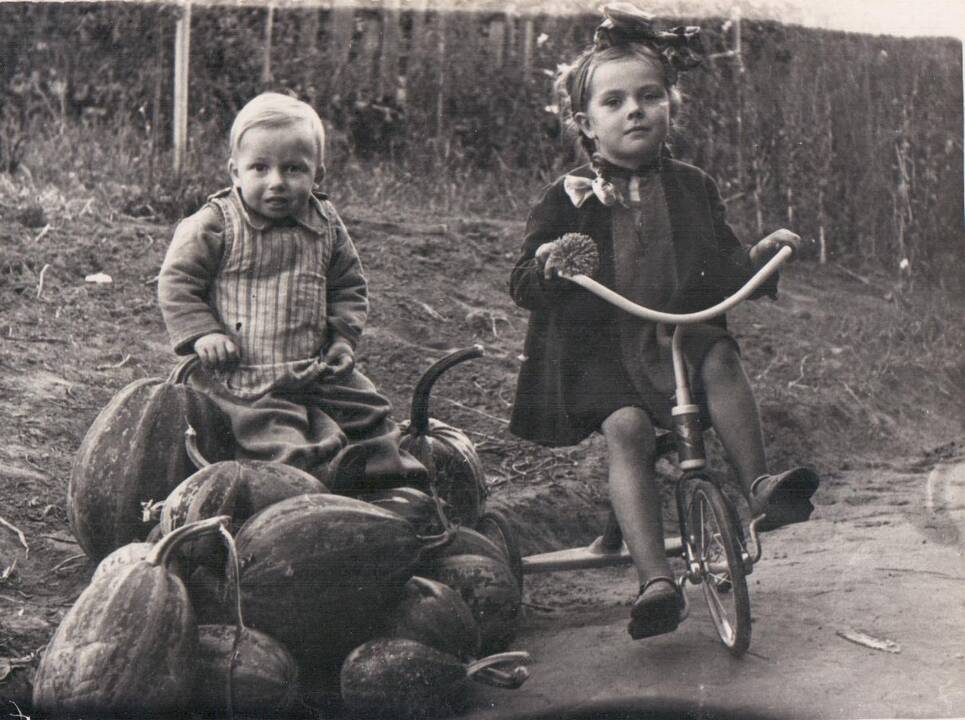 V. Kochanskytei jos mama E. Kochanskienė – stilingos moters ir jautraus žmogaus pavyzdys. Net ir artėjanti prie 90-mečio, aktorės mama pasitempusi, elegantiška.