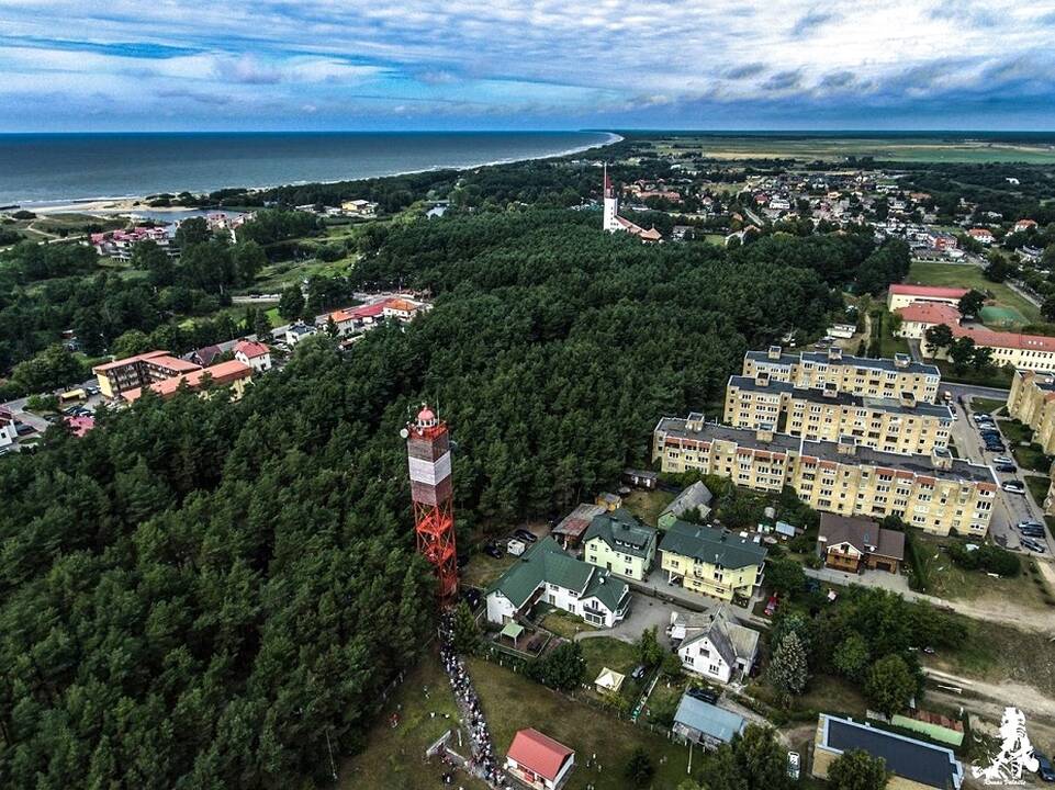 Vieta: Šventosios švyturys tarp namų, pušynų už 780 metrų nuo jūros.
