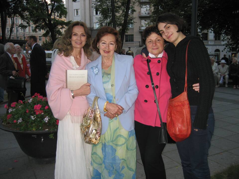 V. Kochanskytei jos mama E. Kochanskienė – stilingos moters ir jautraus žmogaus pavyzdys. Net ir artėjanti prie 90-mečio, aktorės mama pasitempusi, elegantiška.