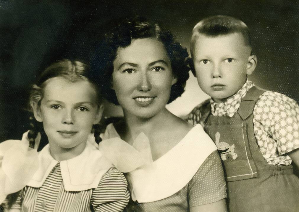 V. Kochanskytei jos mama E. Kochanskienė – stilingos moters ir jautraus žmogaus pavyzdys. Net ir artėjanti prie 90-mečio, aktorės mama pasitempusi, elegantiška.