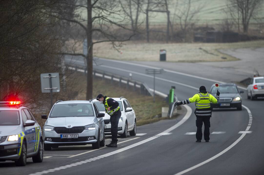 Čekija įvedusi kelionių suvaržymus pasitelkė 30 tūkst. policininkų ir karių