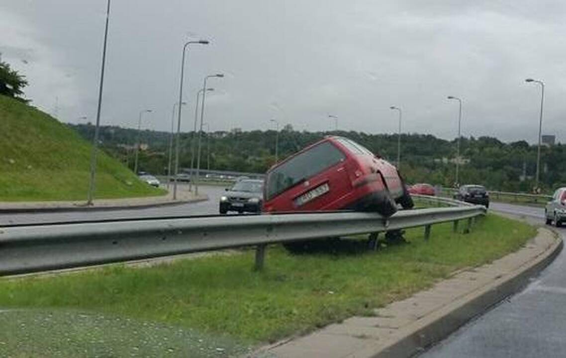 Vairuotojai spėlioja: kaip tai galėjo nutikti?