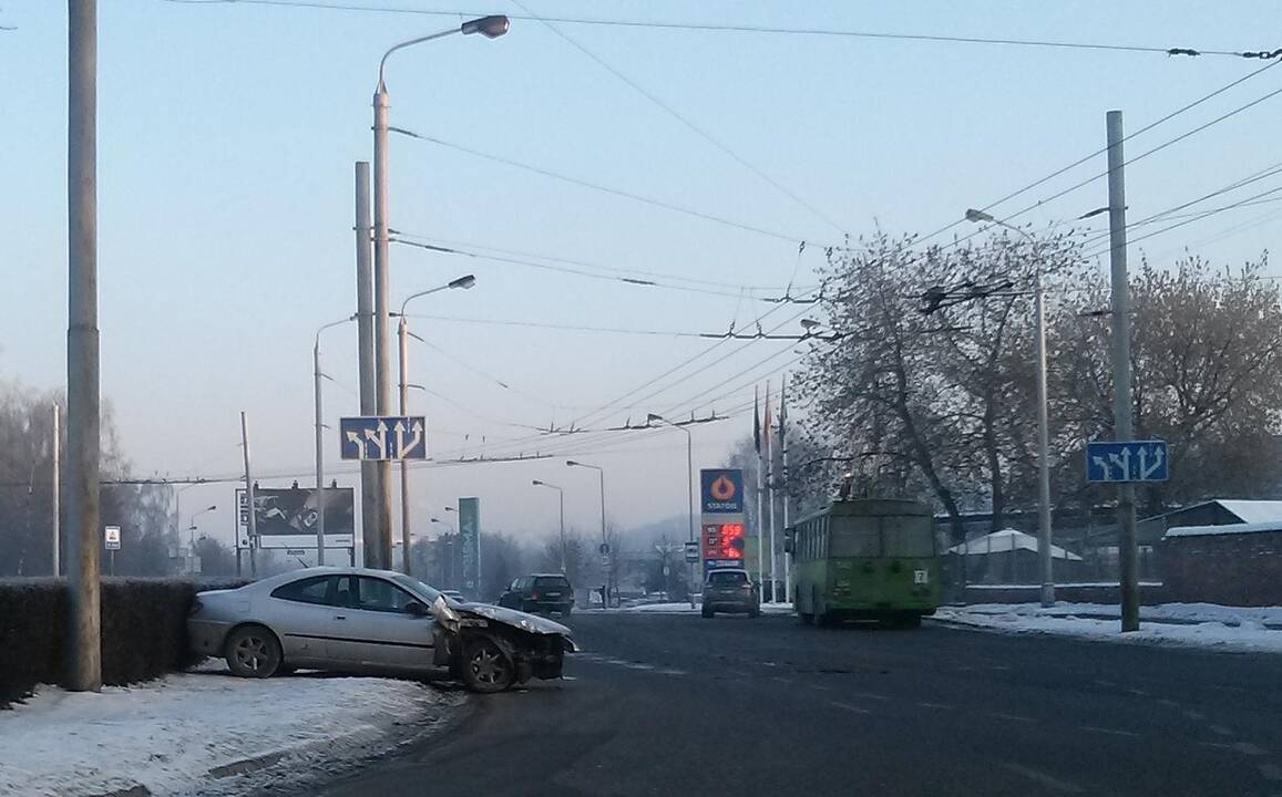 Žiede – lengvojo automobilio ir troleibuso avarija